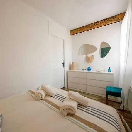 شقة 06m - Old Beautiful Duplex Terrace With Sea View أنتيب