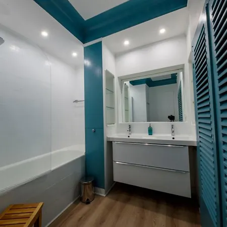 06m - Old Beautiful Duplex Terrace With Sea View شقة أنتيب